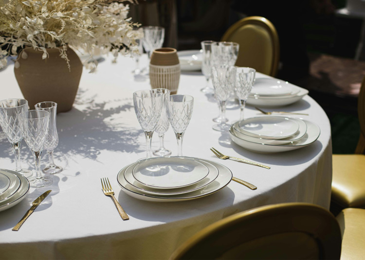 Elegant gedeckter Tisch bei den Kochsternstunden in Schleswig-Holstein, ausgerichtet von den Kieler Nachrichten.