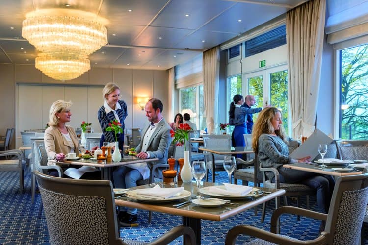 Restaurantinterieur des Kochsternstunden Wettbewerbs Schleswig-Holstein, Gäste genießen Speisen, Kieler Nachrichten.