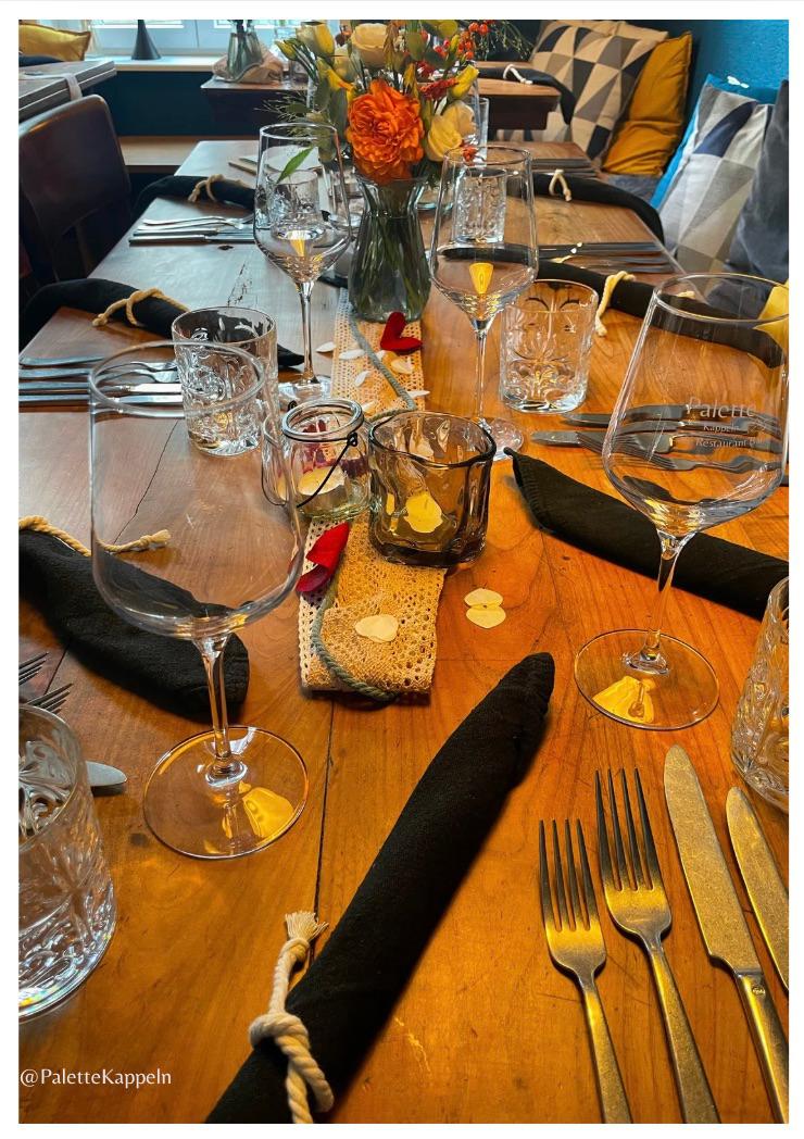 Elegant gedeckter Tisch im Restaurant Palette Kappeln für Kochsternstunden Wettbewerb Schleswig-Holstein dekoriert.