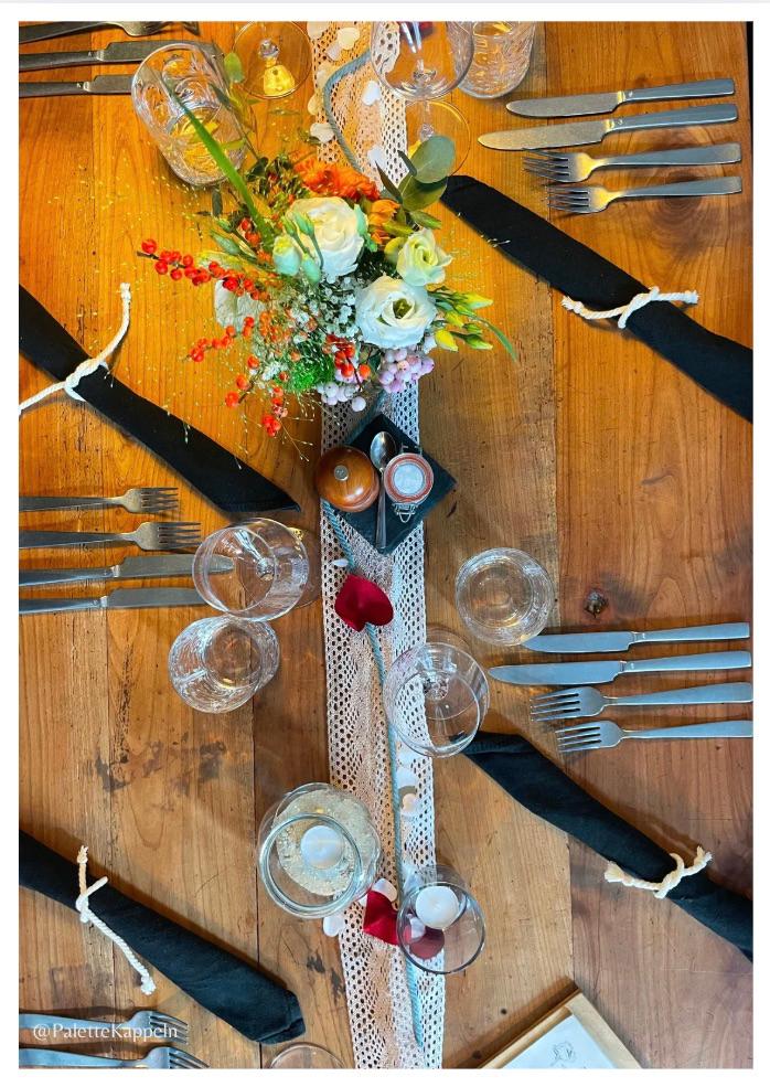 Elegant gedeckter Tisch mit Blumenarrangement beim Kochsternstunden Wettbewerb in Schleswig-Holstein, Kieler Nachrichten.
