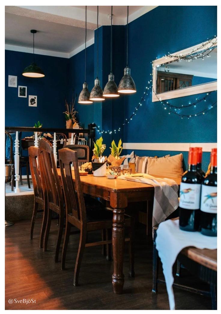 Gemütliches Restaurantinterieur in Schleswig-Holstein mit Holzstühlen und festlich gedecktem Tisch, Teil der Kochsternstunden.