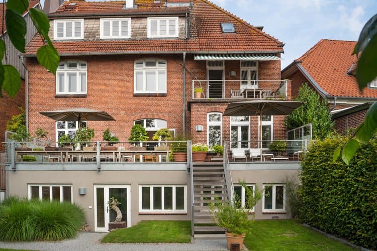 Gemütliches Restaurant in Schleswig-Holstein, Teilnehmer des Kochsternstunden Wettbewerbs, mit einladender Terrasse.