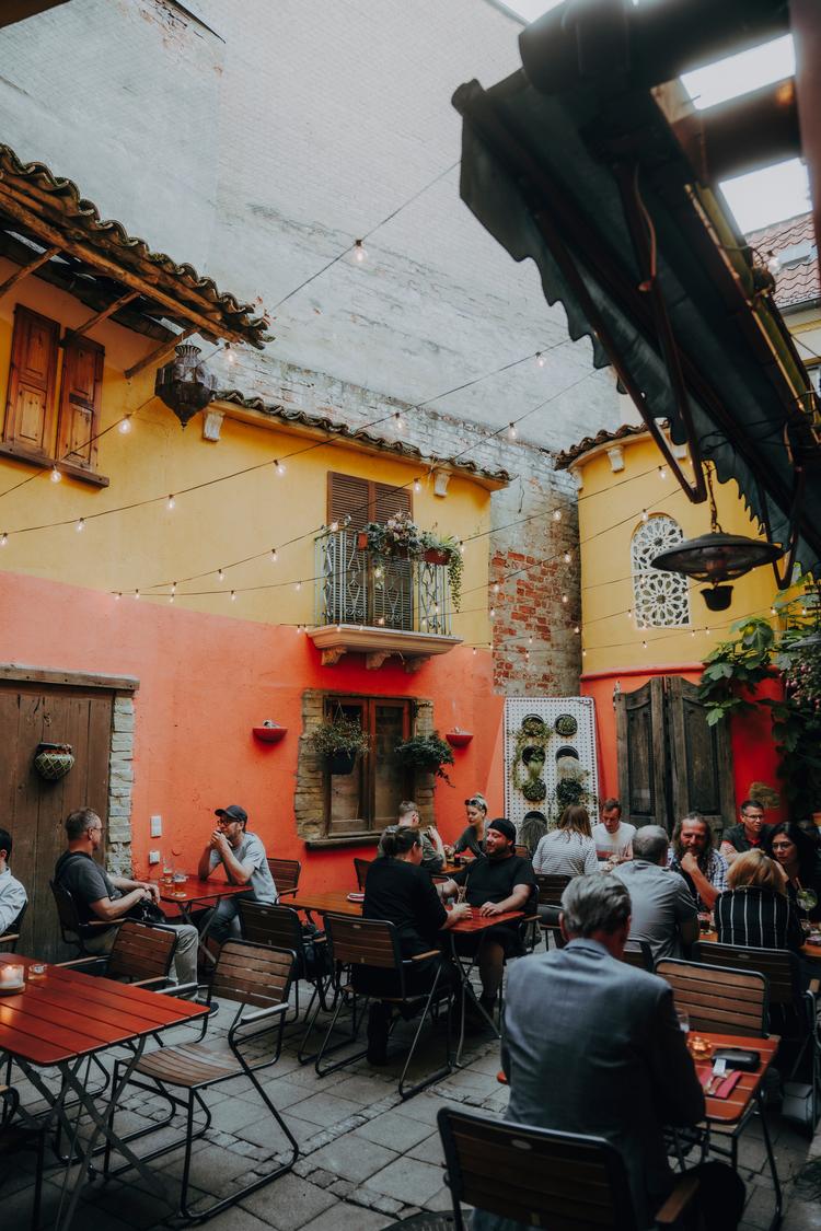 Gemütlicher Innenhof in Schleswig-Holstein mit Gästen beim Kochsternstunden Wettbewerb der Kieler Nachrichten.