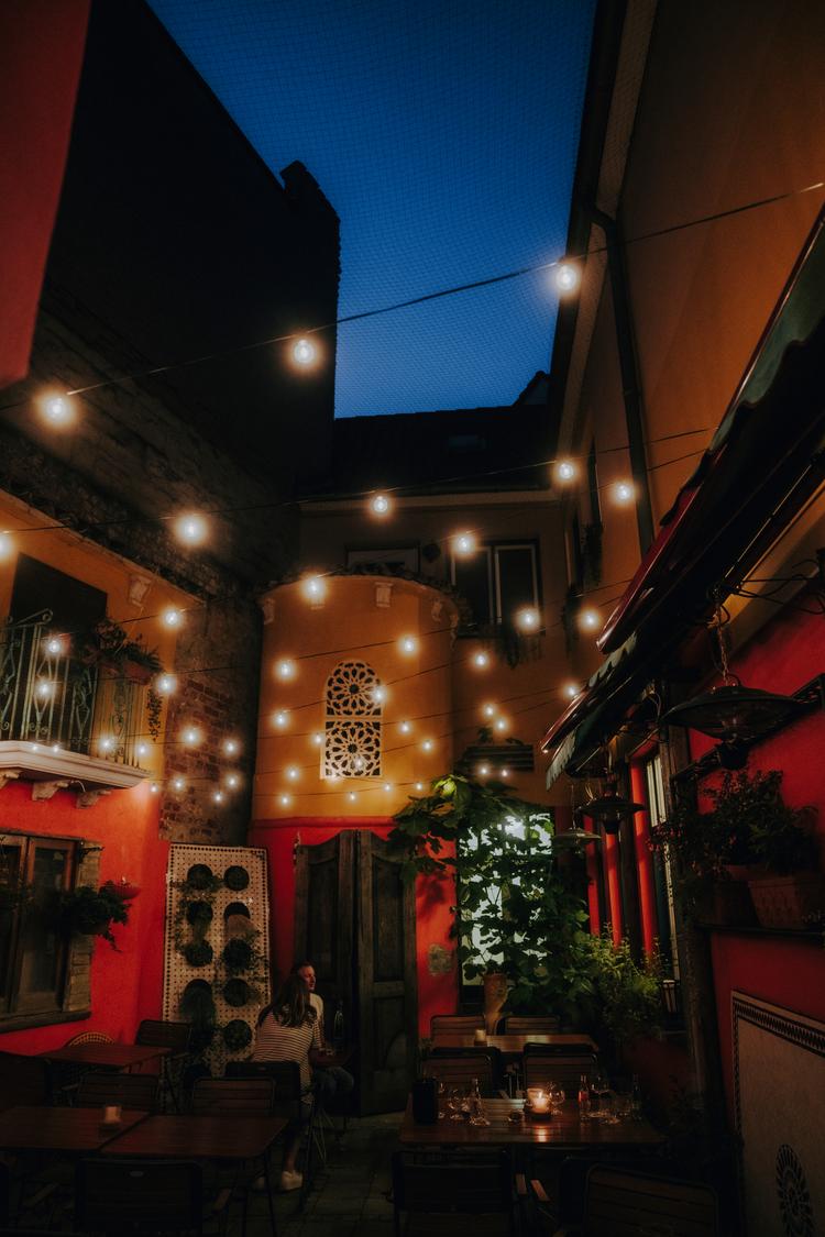 Gemütlicher Innenhof eines Restaurants bei den Kochsternstunden in Schleswig-Holstein, stimmungsvoll beleuchtet und einladend.