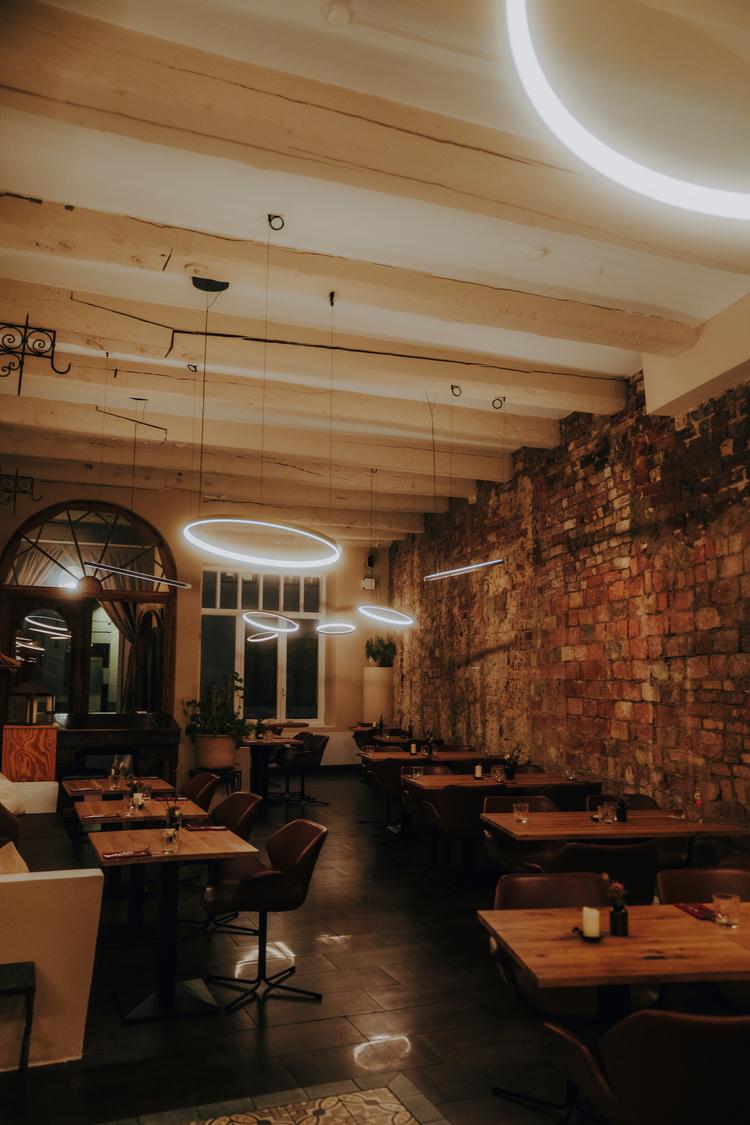 Modernes Restaurantinterieur beim Kochsternstunden Wettbewerb Schleswig-Holstein mit stilvoller Beleuchtung.