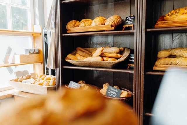 Frisches Brot und Brötchen aus einer regionalen Bäckerei während der Kochsternstunden in Schleswig-Holstein. Vielfalt auf dem Präsentierteller.