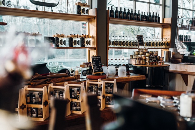 Regionales Gourmet-Angebot im Restaurant während der Kochsternstunden in Schleswig-Holstein: Auswahl an Ölen und Konserven.