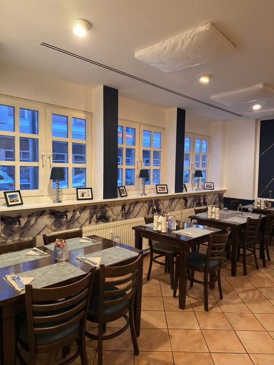 Gemütliches Restaurantinterieur während der Kochsternstunden in Schleswig-Holstein, passend für kreative Kulinarik im Wettbewerb der Kieler Nachrichten.