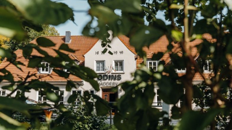 Odin's Maddeby in Schleswig-Holstein, elegantes Restaurant und Teilnehmer der Kochsternstunden 2023, umgeben von grüner Natur.