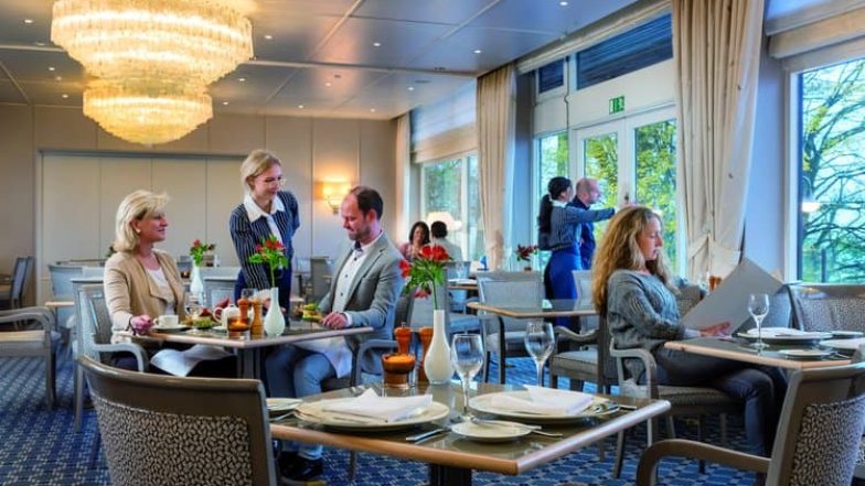 Restaurantinterieur des Kochsternstunden Wettbewerbs Schleswig-Holstein, Gäste genießen Speisen, Kieler Nachrichten.