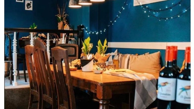 Gemütliches Restaurantinterieur in Schleswig-Holstein mit Holzstühlen und festlich gedecktem Tisch, Teil der Kochsternstunden.