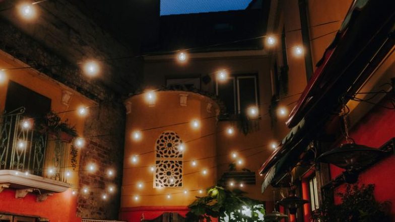 Gemütlicher Innenhof eines Restaurants bei den Kochsternstunden in Schleswig-Holstein, stimmungsvoll beleuchtet und einladend.